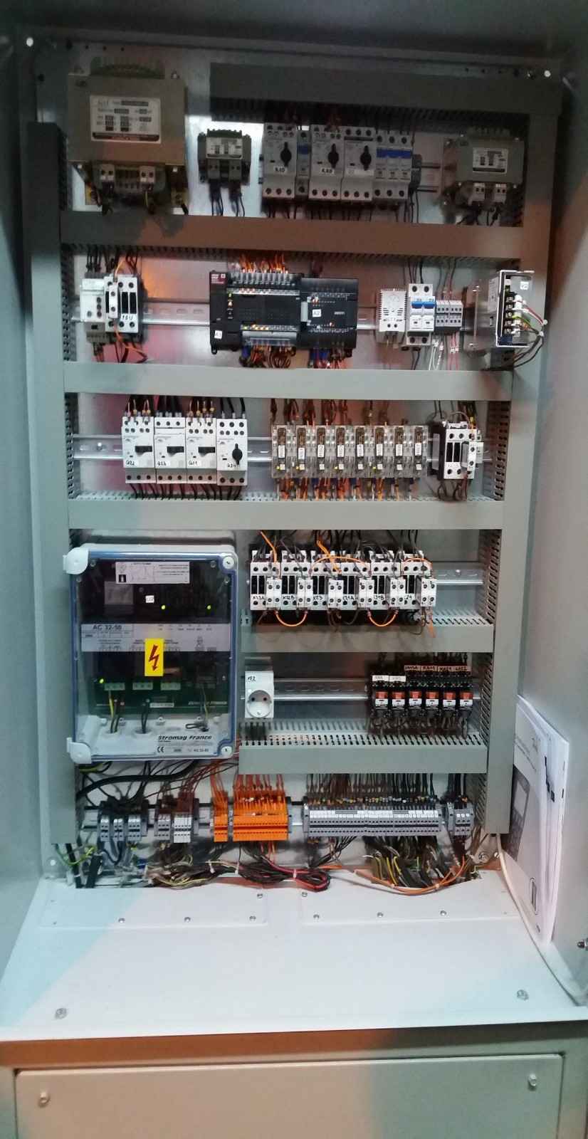 Tigar Tires HMI screen with compound temperature trend